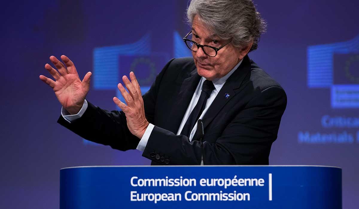 EU-kommissionären Thierry Breton anser att techbjässarna behöver tyglas för att bryta deras marknadsdominans. (Foto: TT)