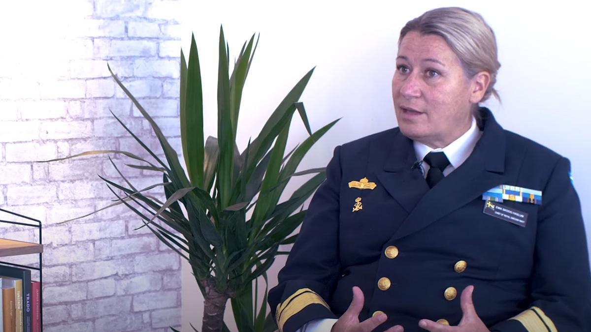 Marinchef Ewa Skoog-Haslum svarar på säkerhetsfrågor i en intervju med Jesper Börjesson. (Foto: Rejlers Play)