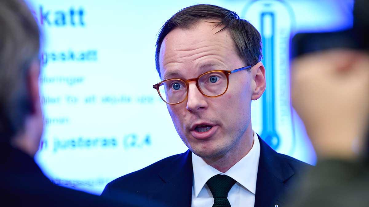 Mats Persson, ekonomisk-politisk talesperson för Liberalerna, på presskonferensen om partiets förslag på sänkta skatter på jobb och företagande. (Foto: TT)
