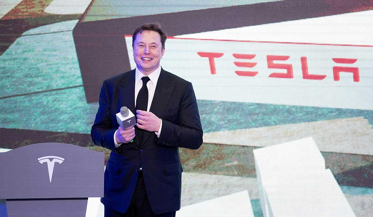 Tesla siktar i år på att öka sina leveranser med 30-40 procent, uppger Elon Musk. (Foto: TT)