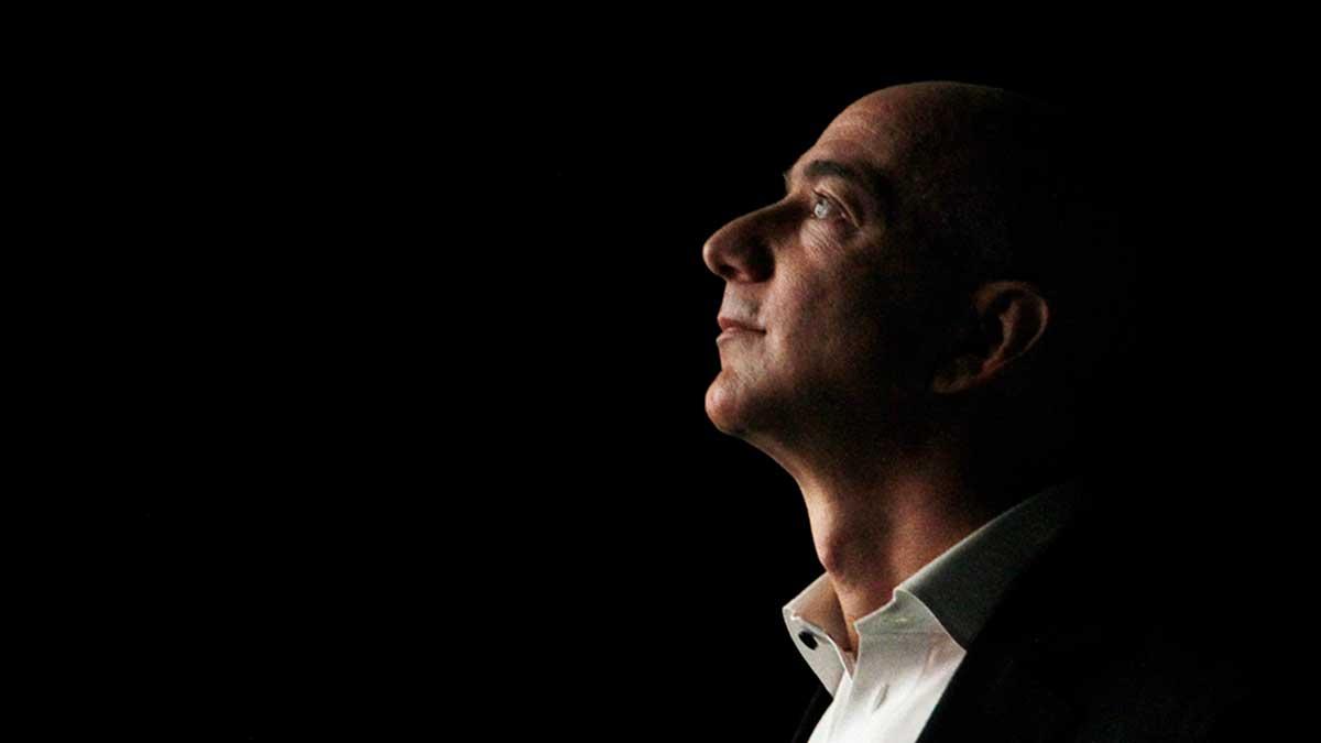 Amazontoppen Jeff Bezos hade en nattsvart dag på Wall Street i går. Aktier till ett värde av 9 miljarder dollar gick upp i rök i hans börsportfölj i e-handelsjätten. (Foto: TT)