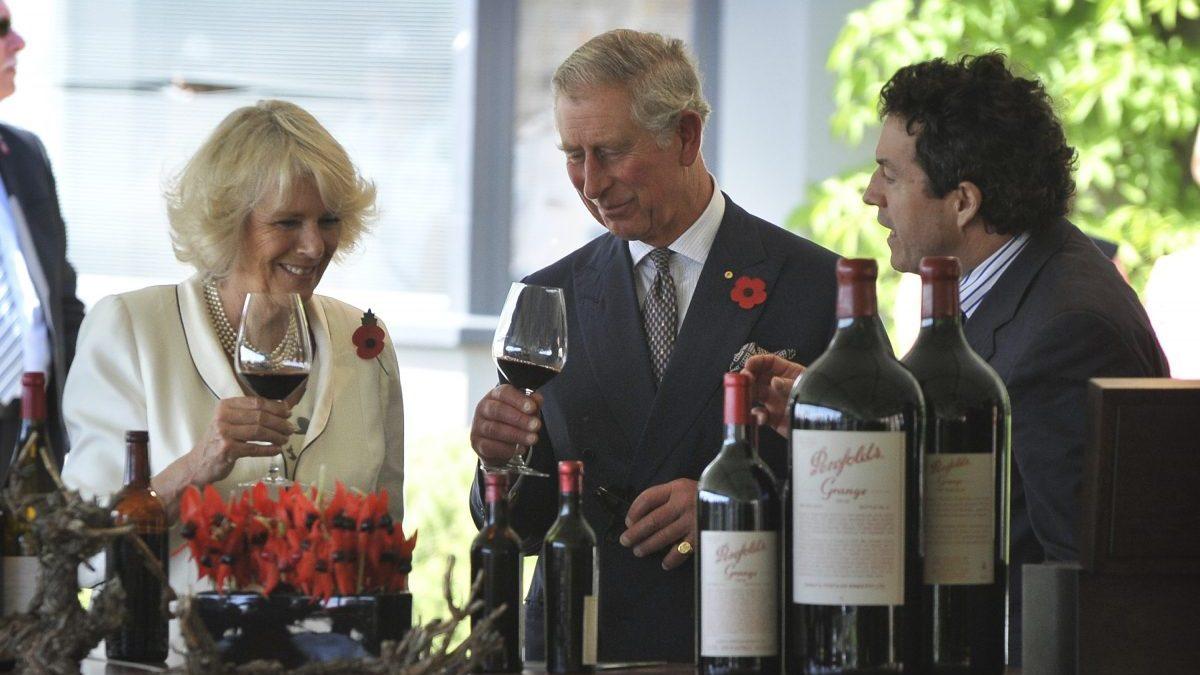 Storbrittaniens Prins Charles med gemål Camilla provar världsberömda Penfolds Grange tillsammans med chefsvinmakare Peter Gago från Penfolds. (Foto: AP/Mark Graham)