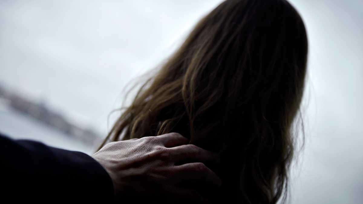 Arbetsrelaterade sextrakasserier ökar risken för självmord och självmordsförsök, enligt nya studier. (Foto: TT)