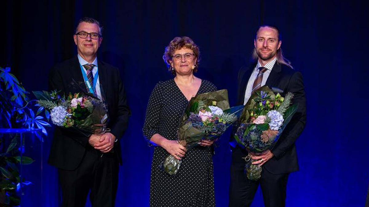 Vinnarna Joakim Jeppsson, Georgia Destouni och Thomas Blanksvärd på scen vid prisutdelningen. (Foto: Joakim Ström)