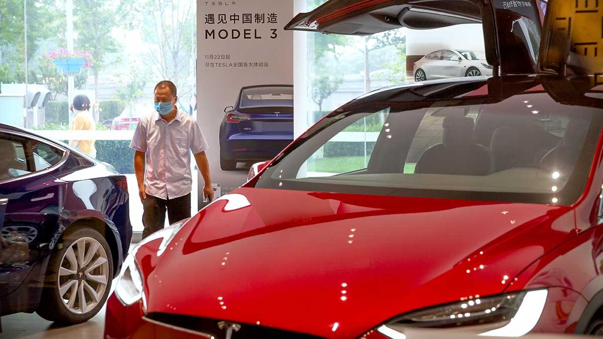 Tesla planerar att börja skicka bilar till Europa och Asien som producerats i Kina vid fabriken i Shanghai. (Foto: TT)