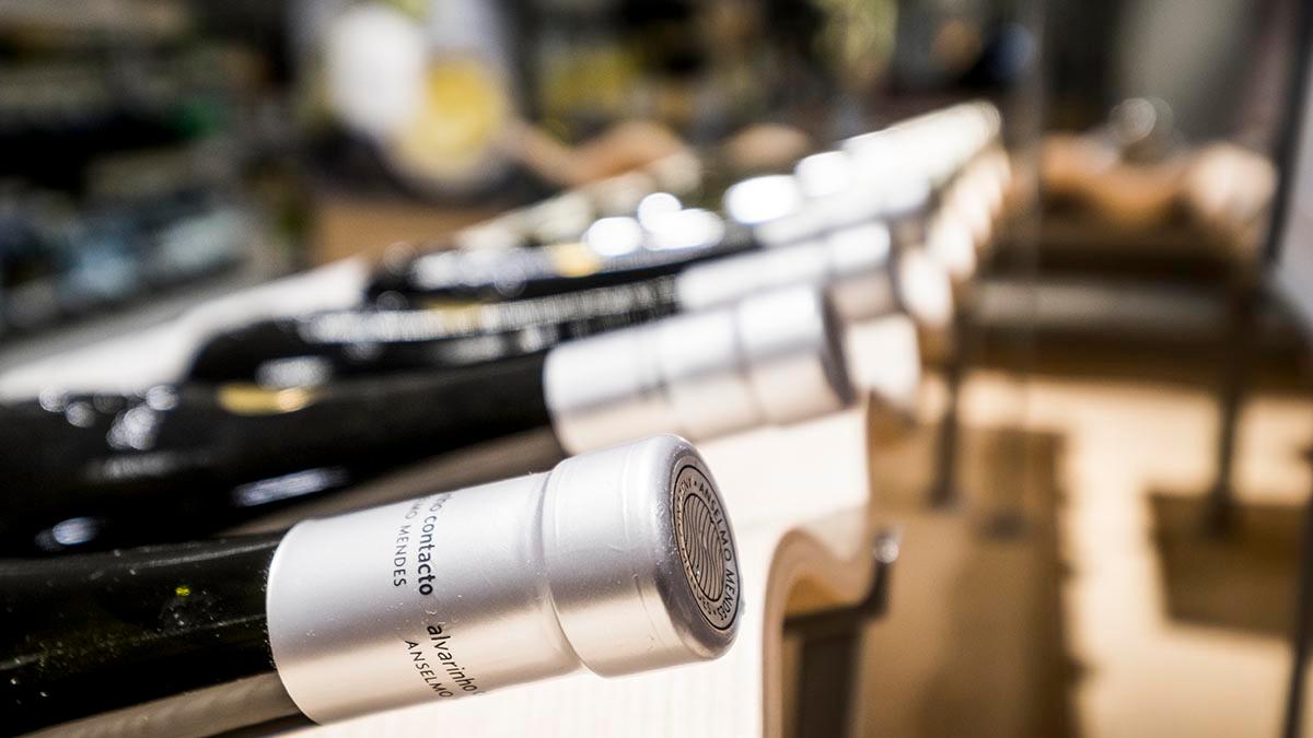 Systembolaget har stämt näthandlare av vin i Sverige. Nu möts parterna i rätten. (Foto: TT)