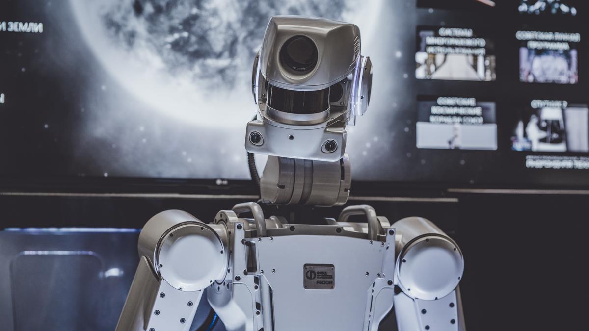 Robotar tar över våra jobb mitt under pandemin. Men lugn, att jobba inom AI är framtidens jobb! Foto: Arseny Togulev/Unsplash