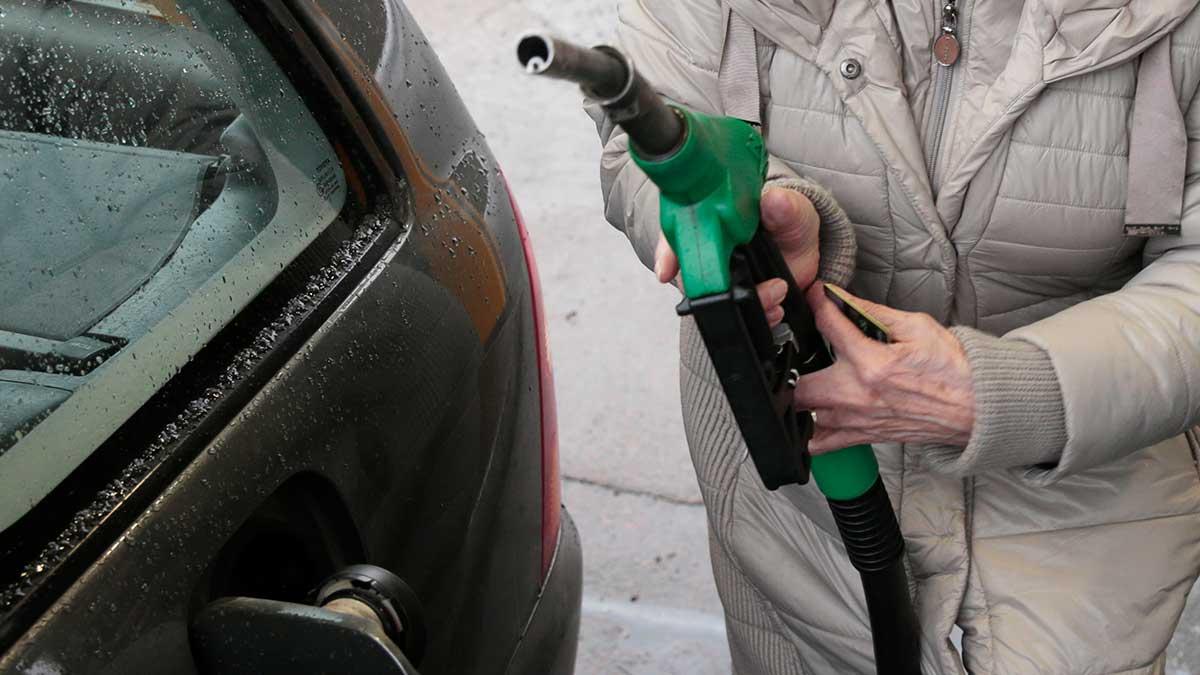 Trafikverket hävdar i ny plan att bensinpriset kan behöva höjas till 50 kronor litern, vilket till och med generaldirektören betecknar som "inte realistiskt". (Foto: TT)