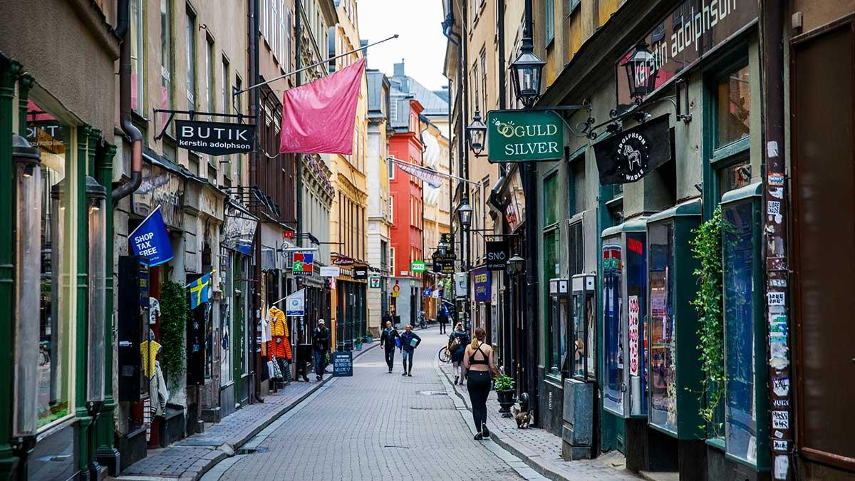 Den svenska besöksnäringen tappade 33 miljarder kronor i intäkter under årets högsäsong. Bilden är från ett praktiskt taget folktomt Gamla stan i Stockholm. (Foto: TT)