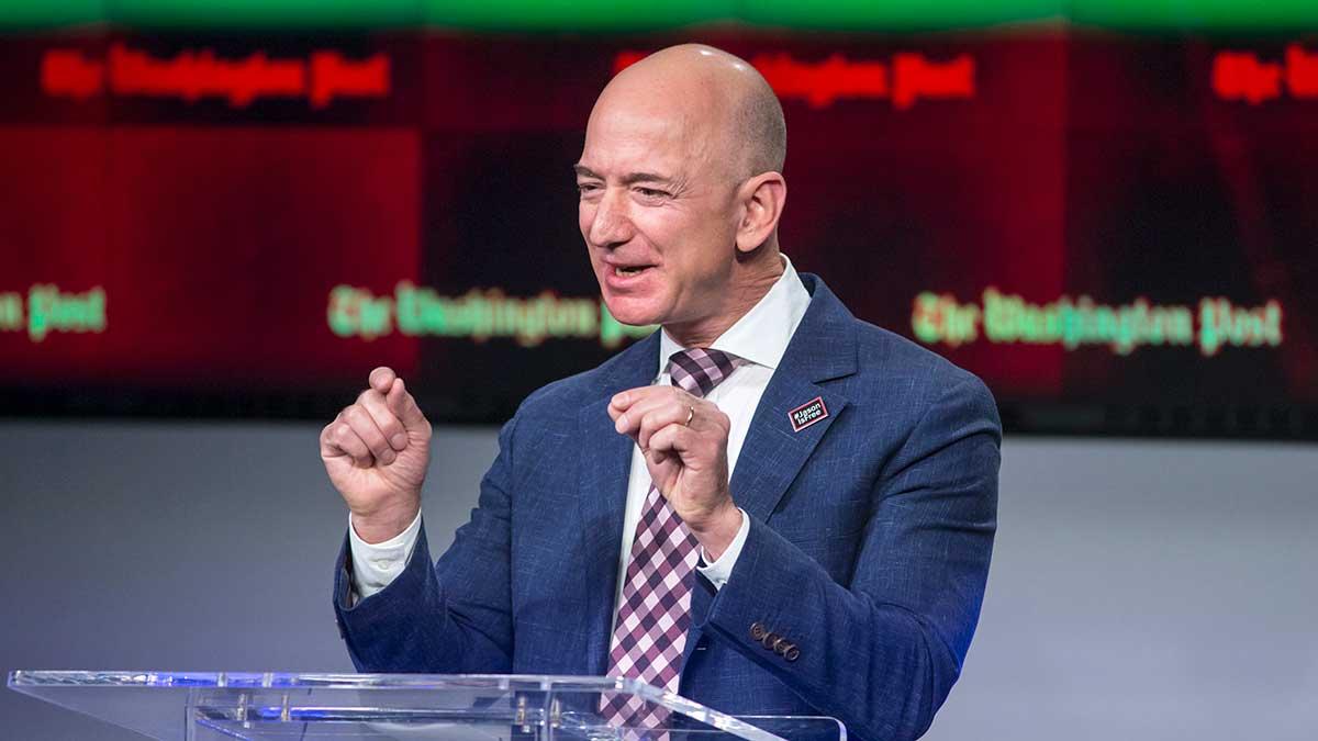 Jeff Bezos startade världssuccén Amazon i ett garage. I dag är Bezos världens rikaste och god för 189 miljarder dollar i realtid. (Foto: TT)