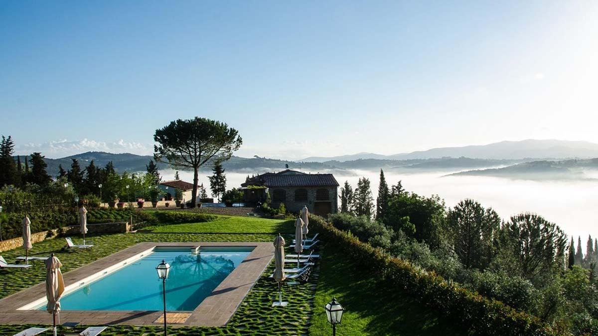 För den som längtar till Toscana och verkligen vill ha allt i form av boende, erbjuds nu den overkligt vackra egendomen San Casciano In Val Di Pesa. En egen vingård ingår också. (Foto: Christie’s International Real Estate) Chianti Classico