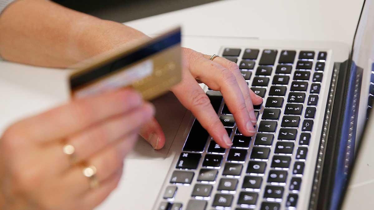 De digitala betalningarna i världen ligger redan nu på en nivå som var väntad först om flera år. Orsaken är att fler konsumerar mer online i pandemin. (Foto: TT)
