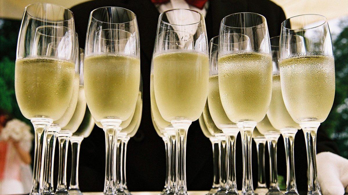 Nu kan det vara dags att fira för det krisande området Champagne: årets skörd ser ut att bli en toppårgång. (Foto: Matej Tomazin/Pixabay)