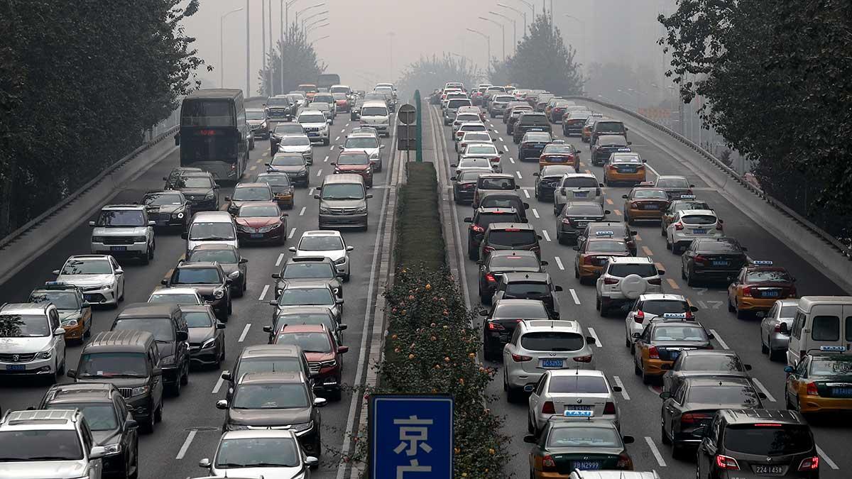 Kinas intention är att fasa ut konventionella bensinbilar till år 2035. Bilden är från en hårt trafikerad motorväg i Beijing. (Foto: TT)