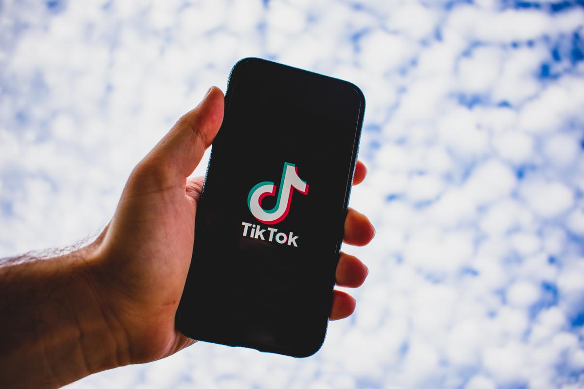 Tiktok fortsätter att ta över världen, nu genom tusentals nya ingenjörer. Foto: Kon Karampelas/Unsplash