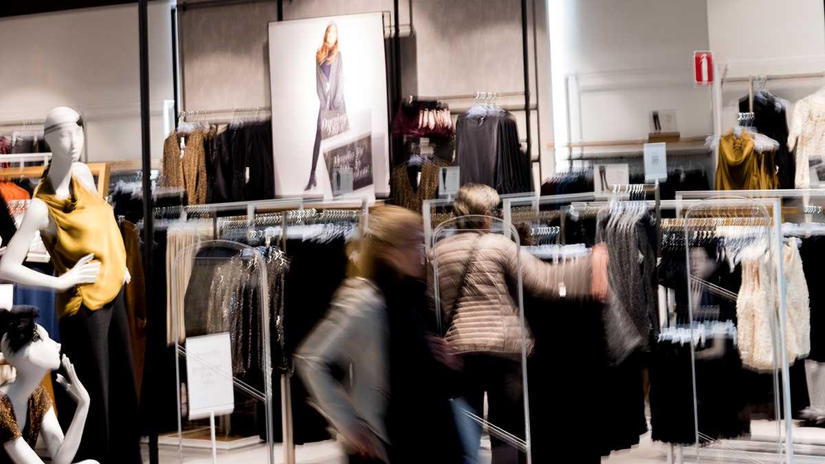 Lindex hukar under tuffa sparkrav och minskad försäljning i butik – nu kan fler butiker komma att stänga. (Foto: TT)