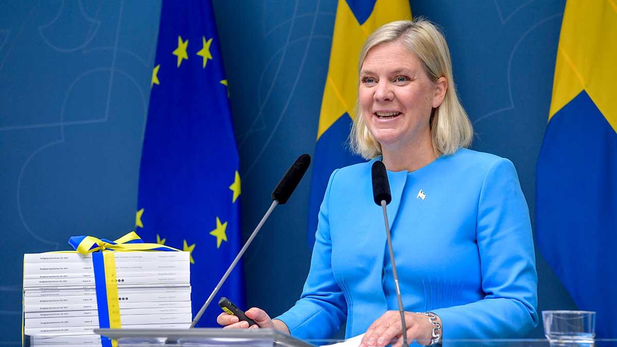 Finansminister Magdalena Andersson är skållhet kandidat till ett nytt toppjobb, uppger Ekot. (Foto: TT)