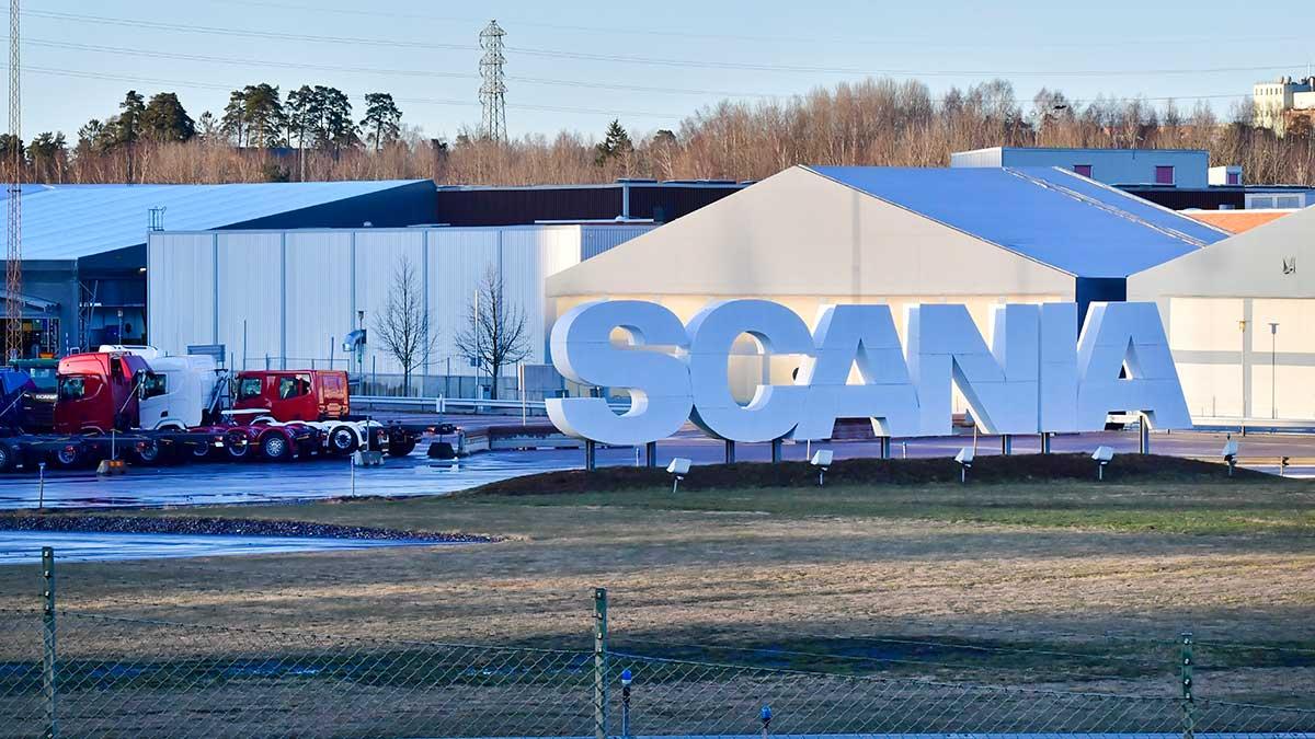 Lastbilstillverkaren Scania nyanställer runt 300 personer till Södertäljefabriken. (Foto: TT)