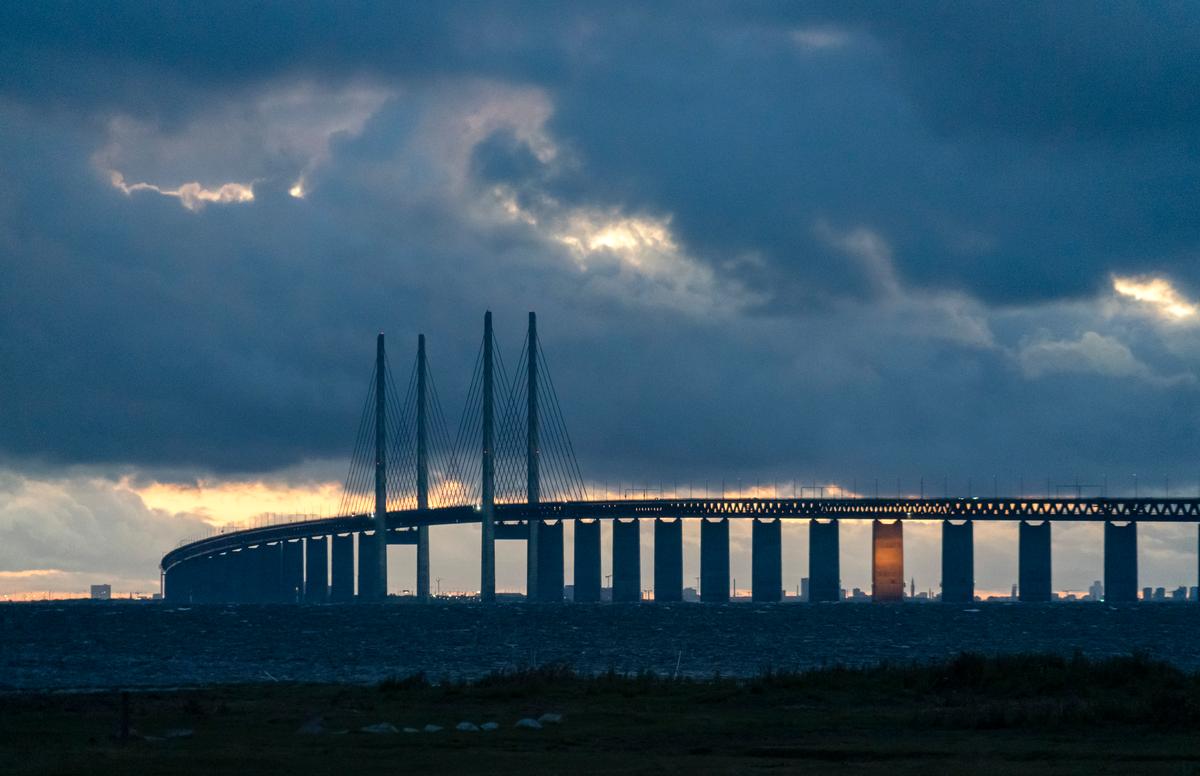 Öresundsbron har varit skådespel för drama mellan Sverige och Danmark de senaste månaderna. Under torsdagen väntas bron stängas ner igen mot Sverige. Foto: TT