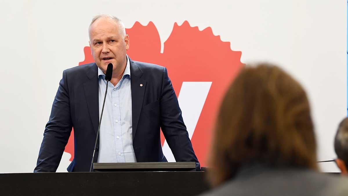 Vänsterpartiets ledare Jonas Sjöstedt på dagens presskonferens. (Foto: TT)