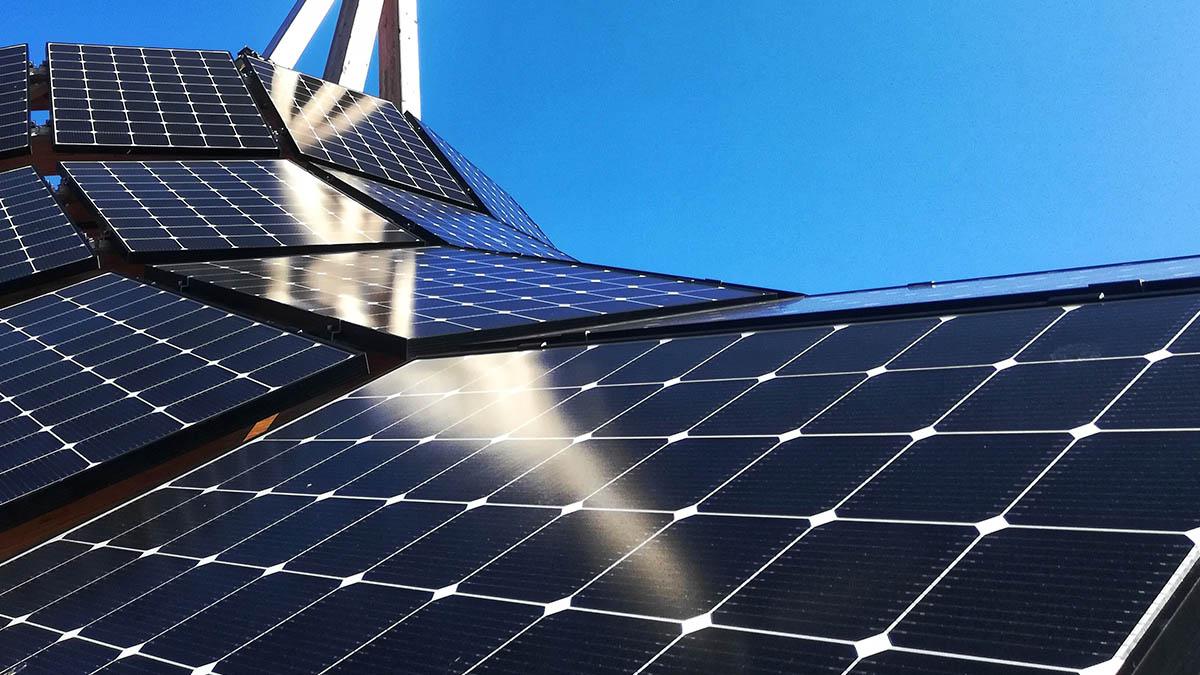 Energibolaget Soltech ska klä parkeringshuset Mölnlycke Fabriker med solceller. Bilden visar andra solceller. (Foto: Nazrin Va/ Unsplash)