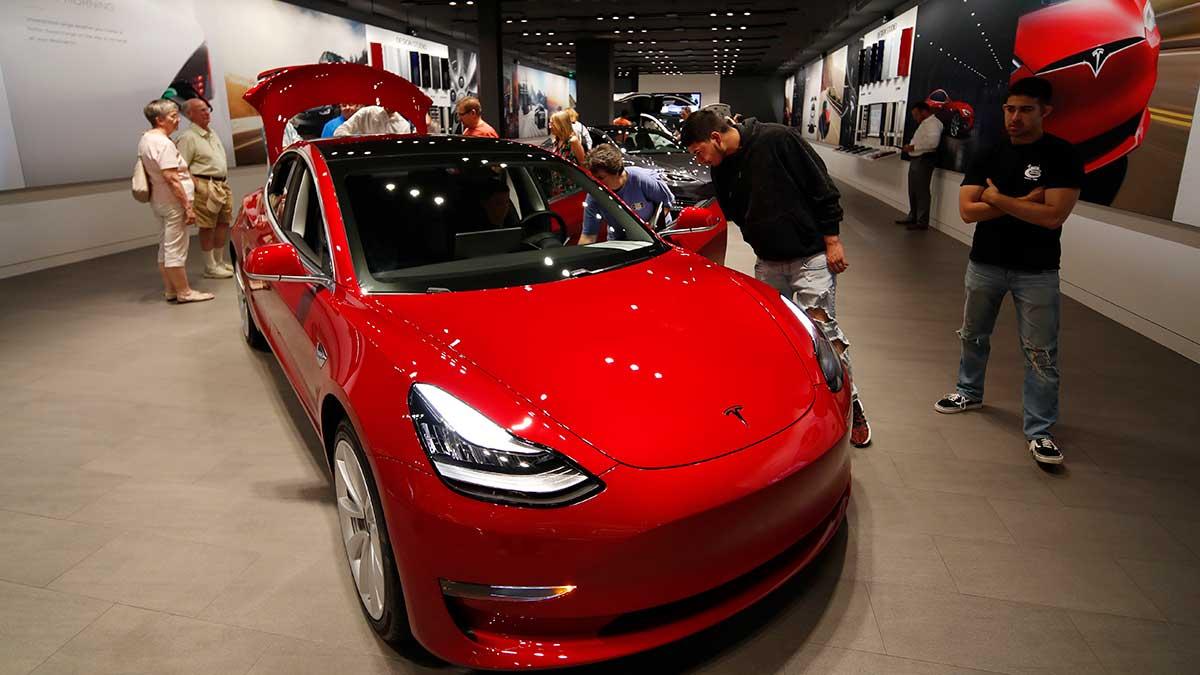 Elbilstillverkaren Teslas lyxbilsmodell Model S ska sänkas i pris till 69 420 dollar.