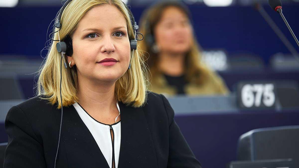 Arba Kokalari, Moderaternas europaparlamentariker, hoppas att EU-kommissionen stoppar regeringens modeskatt. (Foto: TT)