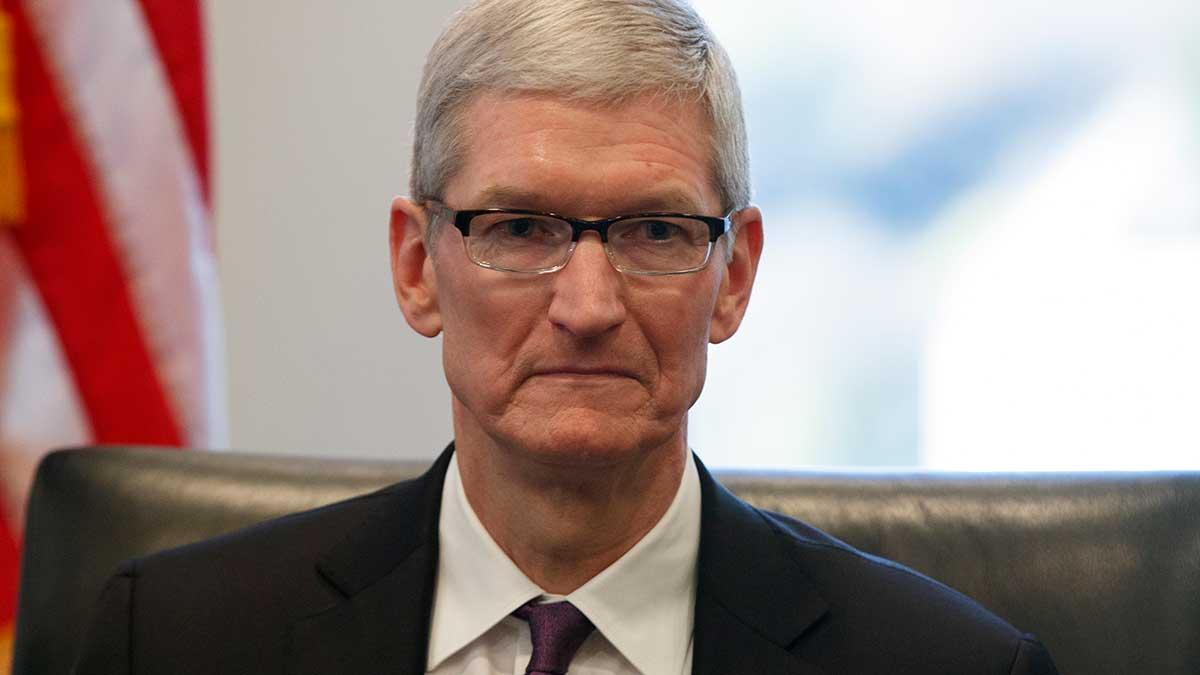 Apple, där Tim Cook är vd, gjorde Iphonemobilerna segare och får nu punga ut med 113 miljoner dollar till flera delstater som stämde techjätten. (Foto: TT)