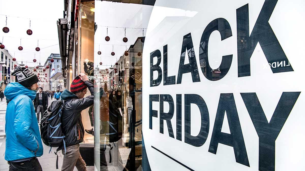 Svenskarna väntas shoppa för 8,3 miljarder, i snitt 2 400 kronor per svensk, på årets Black friday. E-handeln spås stå för merparten av omsättningen. (Foto: TT)