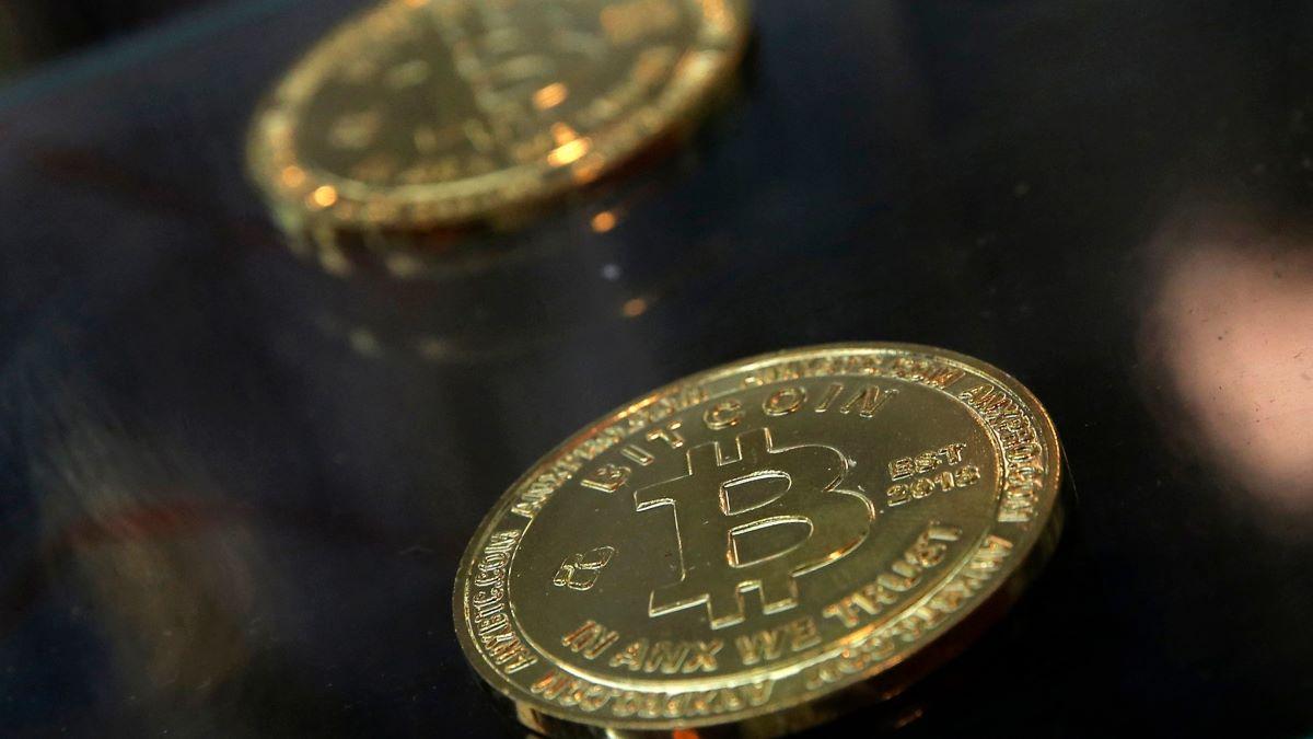 Bitcoin har under torsdagen tappat drygt 11 procent till strax under 17 000 dollar. (Foto: TT)