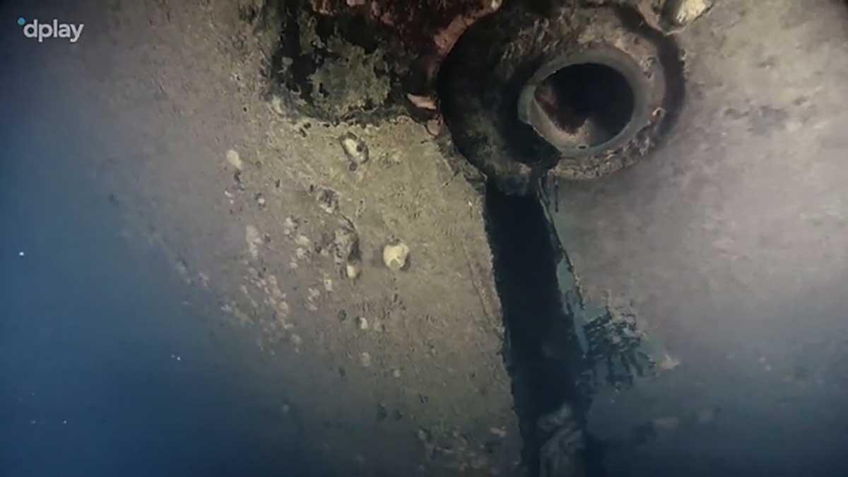 Bilden på hålet i skrovet på Estonia, som sjönk 1994. Hålet är enligt dokumentärserien, producerad av Dplay, fyra meter högt och har tidigare delvis legat dolt mot sjöbottnen. Bilden tagen av en dykrobot. (Foto: Dplay / TT)