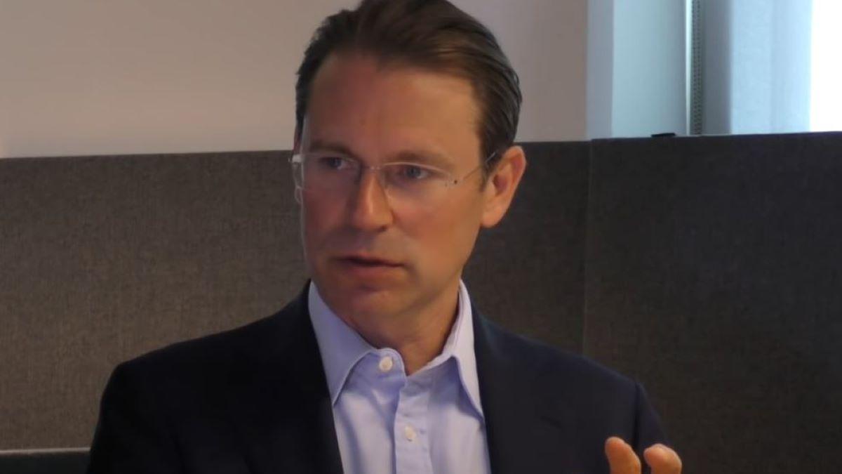 Fondförvaltaren Fredrik Skoglund lanserar en fond som kommer att erbjudas exklusivt till Avanzas kunder. (Foto: Youtube)