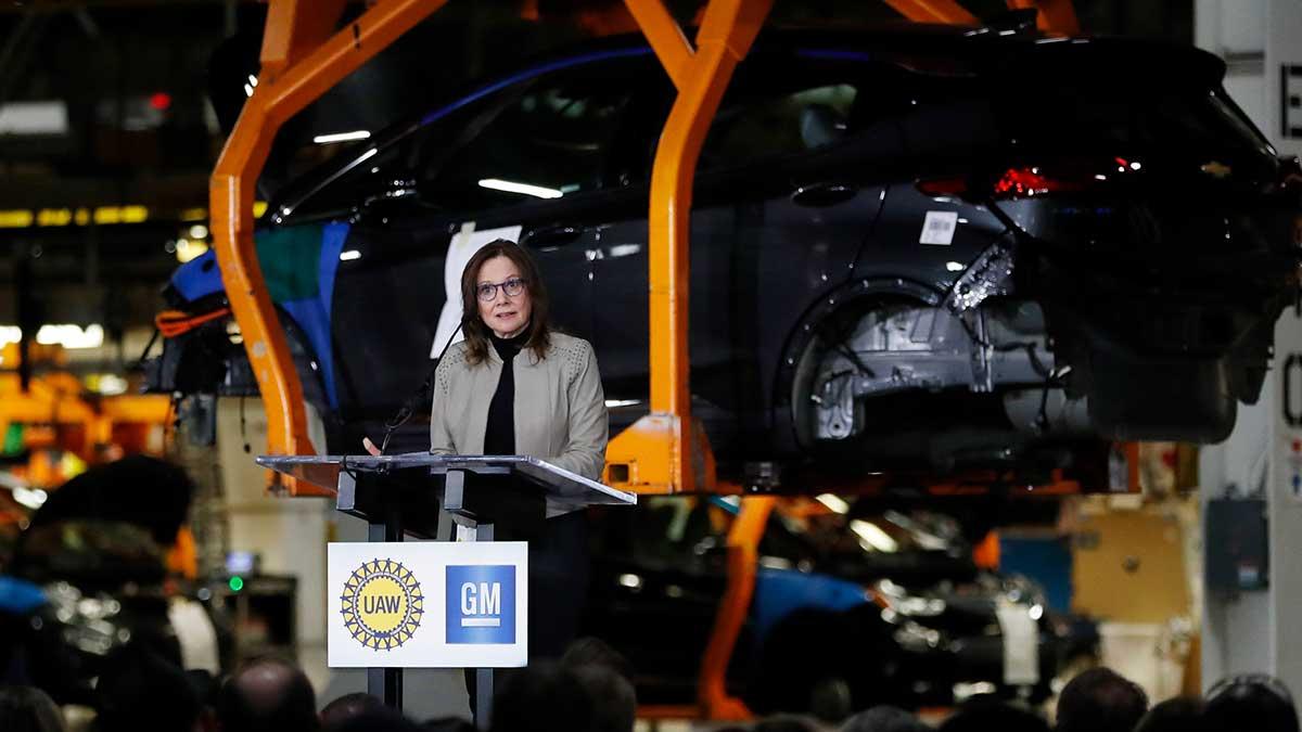 General Motors vd Mary Barra (bilden) deklarerar att den amerikanska fordonsjätten lagt i högsta växeln för att bli globalt ledande inom elbilar. Tesla har anledning att se upp. (Foto: TT)