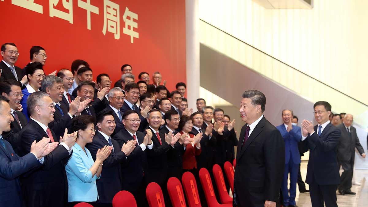 Kinas kommunistiske ledare, president Xi Jinping, lovar att privata företag ska få större betydelse för ekonomin. Samtidigt är hans roll som bekant att upprätthålla den kommunistiska statens monopol. (Foto: TT)