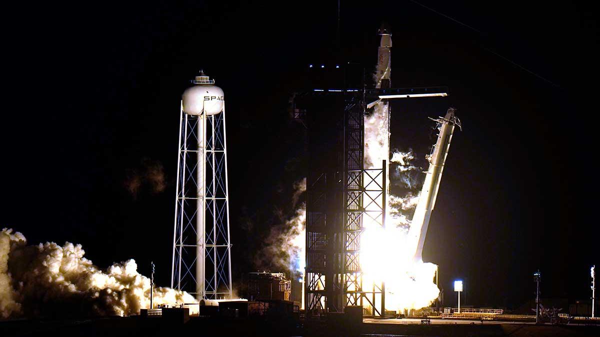 SpaceX har under natten till i dag genomfört sitt första uppdrag med en full besättning för amerikanska rymdorganisationen Nasa. (Foto: TT)
