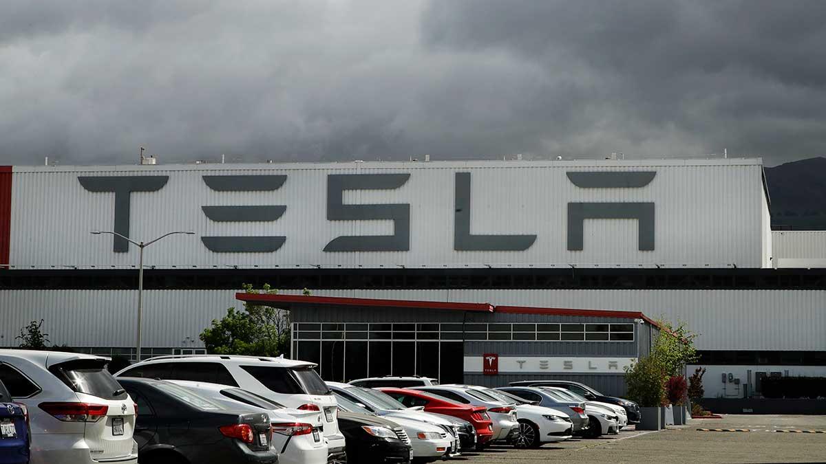 Tesla tvingas nu återkalla över 9 500 bilar, rapporterar CNBC. (Foto: TT)