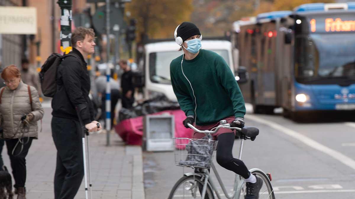 Den ökade smittspridningen riskerar att slå mot en redan kraftigt påverkad svensk ekonomi i pandemin, varnar Riksbanken. (Foto: TT)