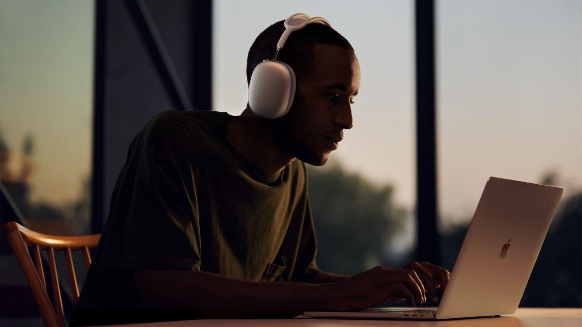 Airpod Max är Apples första trådlösa och omslutande hörlurar under det egna varumärket. (Foto: Apple)
