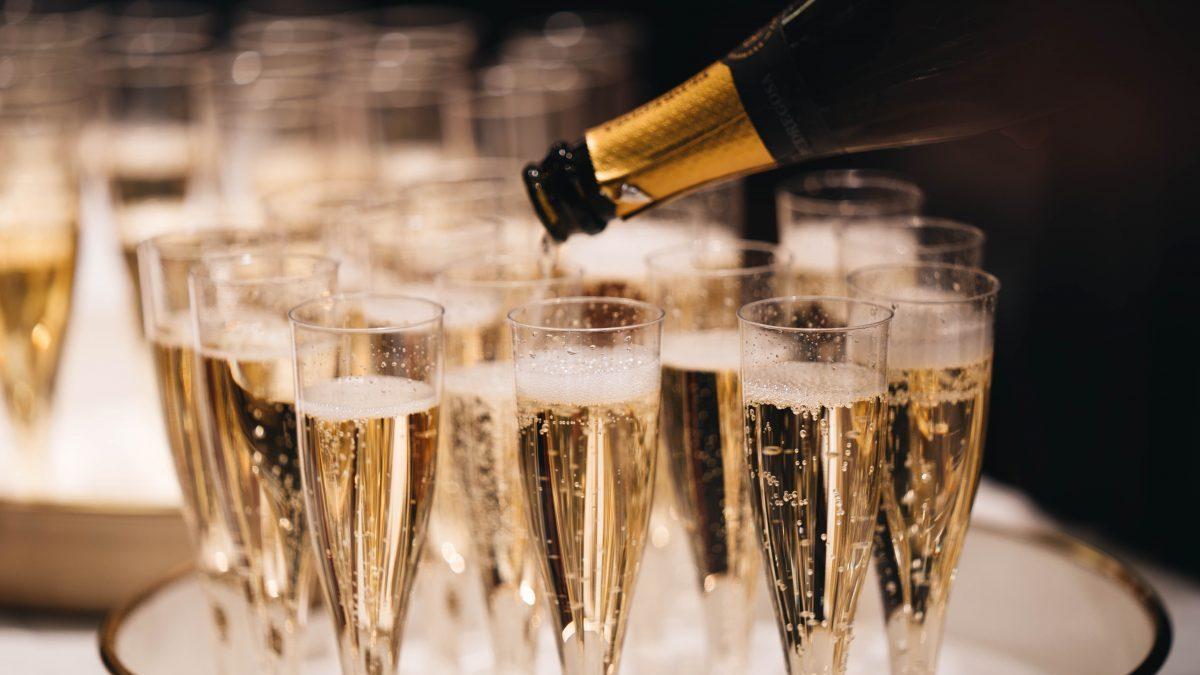 Bildtext: Champagne får hårdare och hårdare konkurrens av mousserande viner från andra länder och distrikt. Vem drar längsta strået i årets bubbeltest? (Foto: Unsplash/Alexander Naglestad) mousserande vin