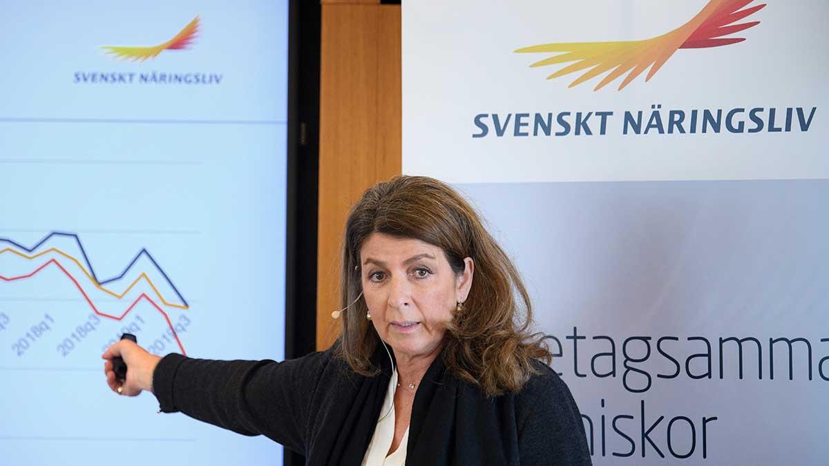 Svenskt Näringsliv spår att Sveriges BNP faller 3,1 procent i år och chefsekonomen Bettina Kashefi varnar för risken att "arbetslösheten permanentas på en hög nivå". (Foto: TT)