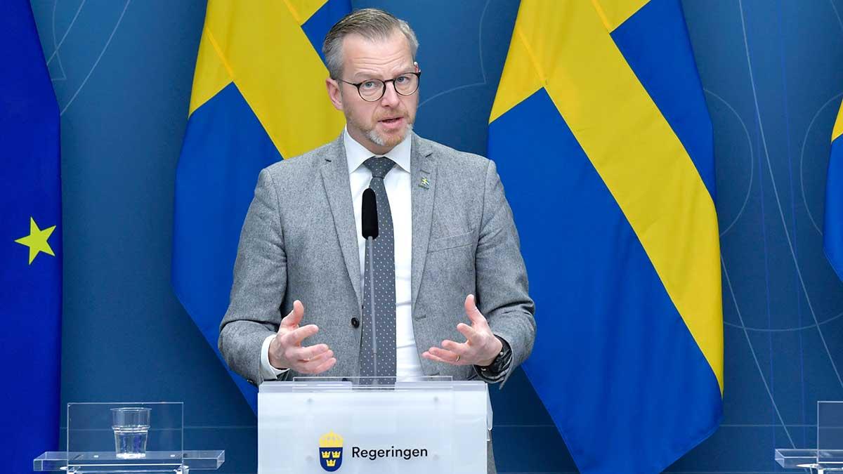 Svenskarna ska nu få sms om vad som gäller för att minska smittspridningen av covid-19. "Myndigheternas råd är inte några allmänna tips. De ska följas", deklarerar inrikesminister Mikael Damberg (S). (Foto: TT)