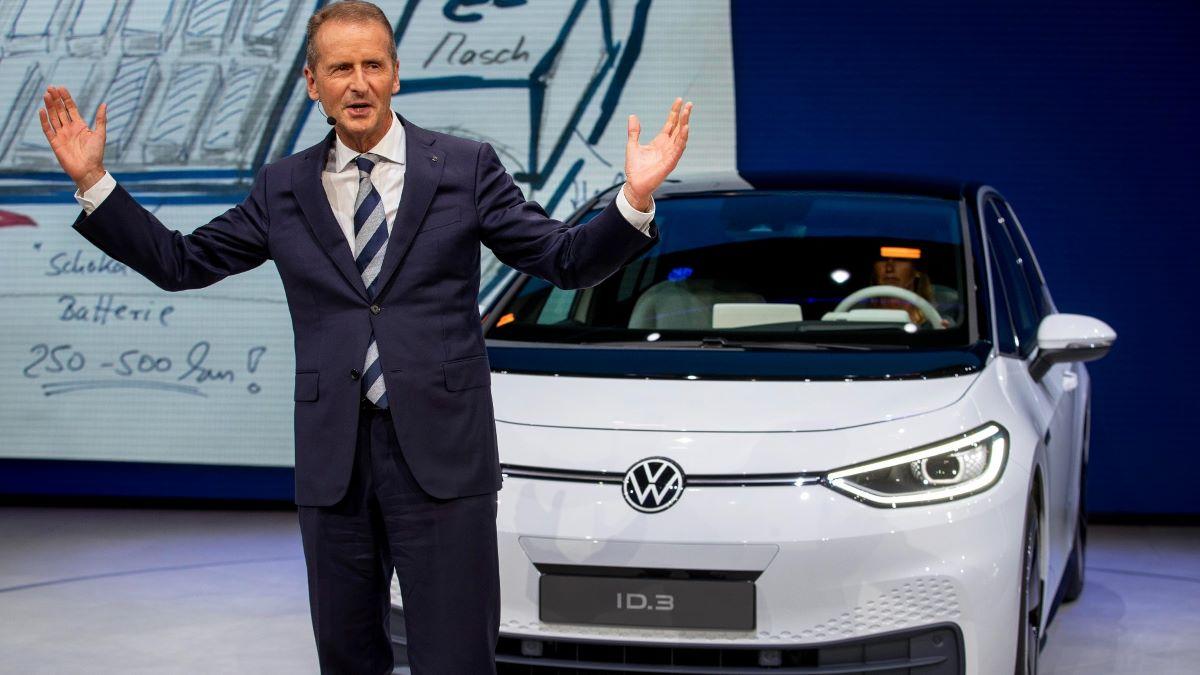 ”Jag har sagt det förut, världens mest värdefulla bolag kommer igen att vara ett mobilitetsbolag", säger Herbert Diess, vd för Volkswagen. (Foto: TT)
