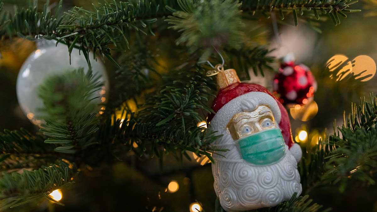 WHO rekommenderar alla familjer att använda munskydd under julfirandet i år. (Foto: TT)