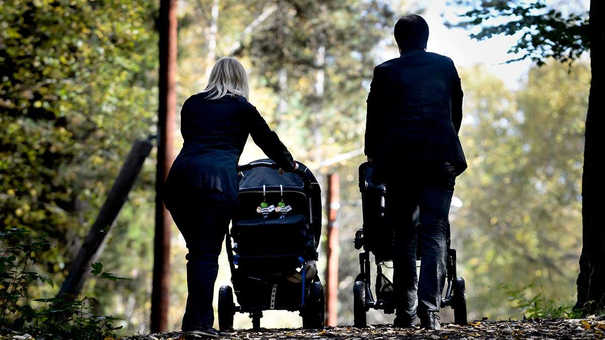 En vanlig tvåbarnsfamilj får nästan en tusenlapp mer i månaden att röra sig med nästa år, enligt Swedbanks beräkningar. (Foto: TT)