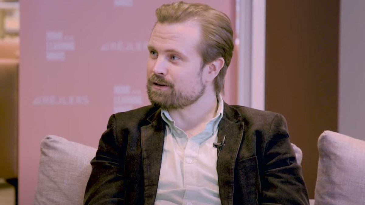 I en intervju med Jesper Börjesson berättar Erik Fors-Andrée om hur företag ska ställa om till hemmaarbete. (Foto: Youtube)