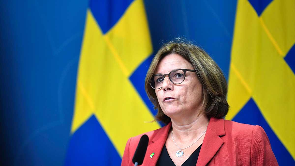 Sverige stäms för att göra för lite för att hindra klimatförändringarna. På bilden syns avgående miljö- och klimatminister Isabella Lövin (MP). (Foto: TT)