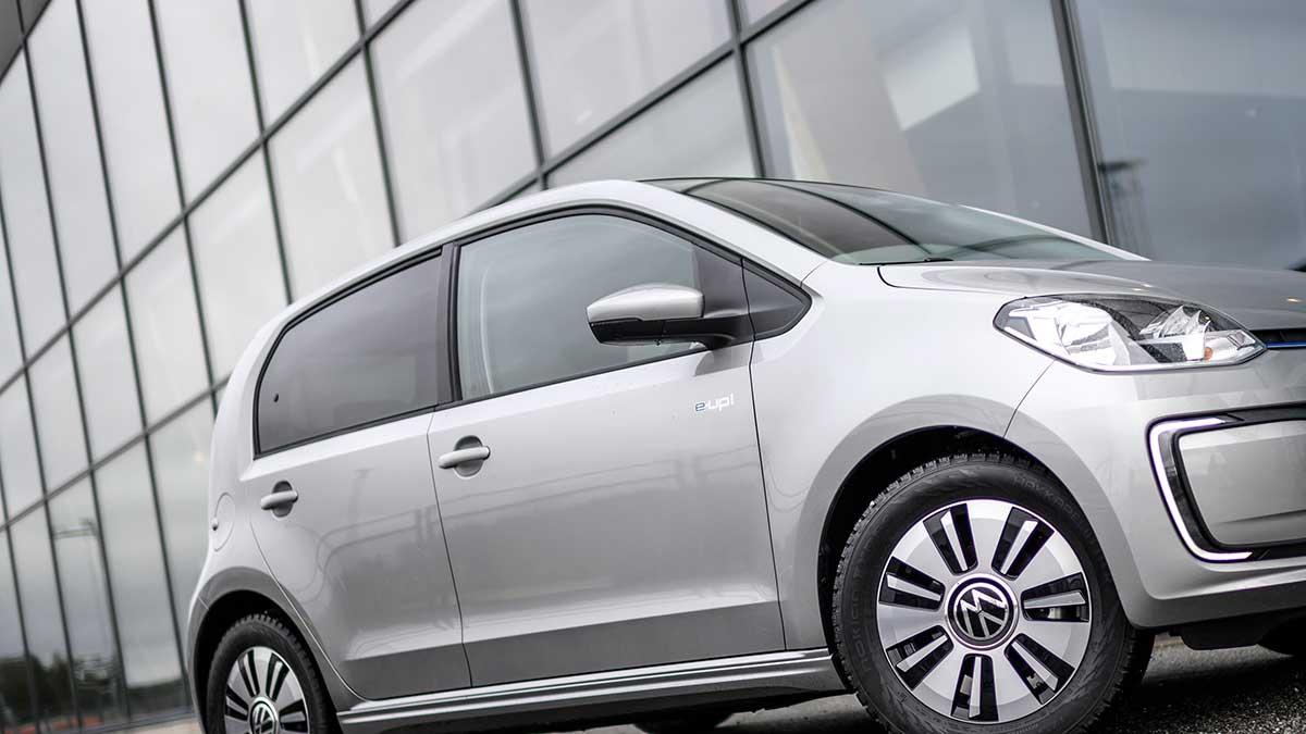 VW E-up (bilden) och Mini Cooper SE var bäst i test och överträffade sin egen officiella räckviddskapacitet. De andra fyra elbilarna underpresterade i testerna. (Foto: TT)