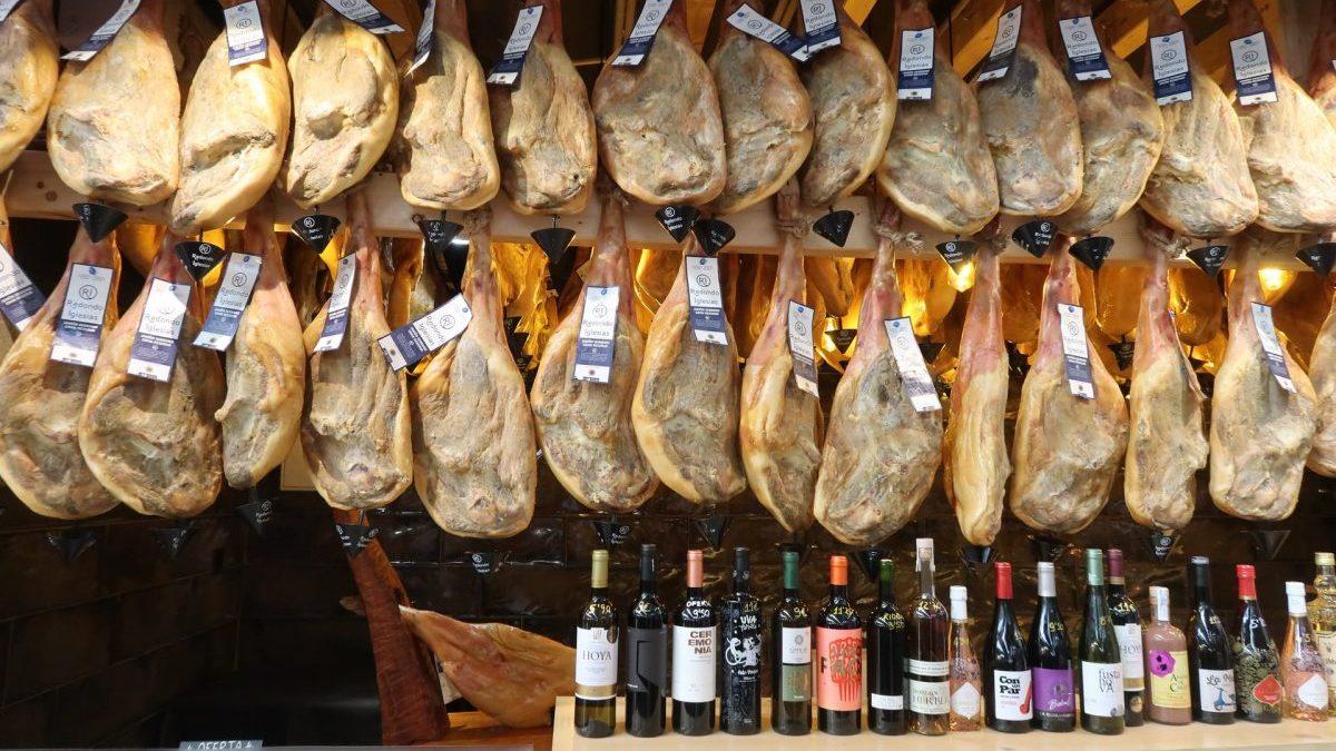 Att vin är gott till lufttorkad skinka känner många till. Men i andra europeiska länder dricker man vin även till julskinkan. Här tipsar vår vinexpert om vilka vinner som kan passa. (Foto: Thomas Vogel/Unsplash) julskinkan