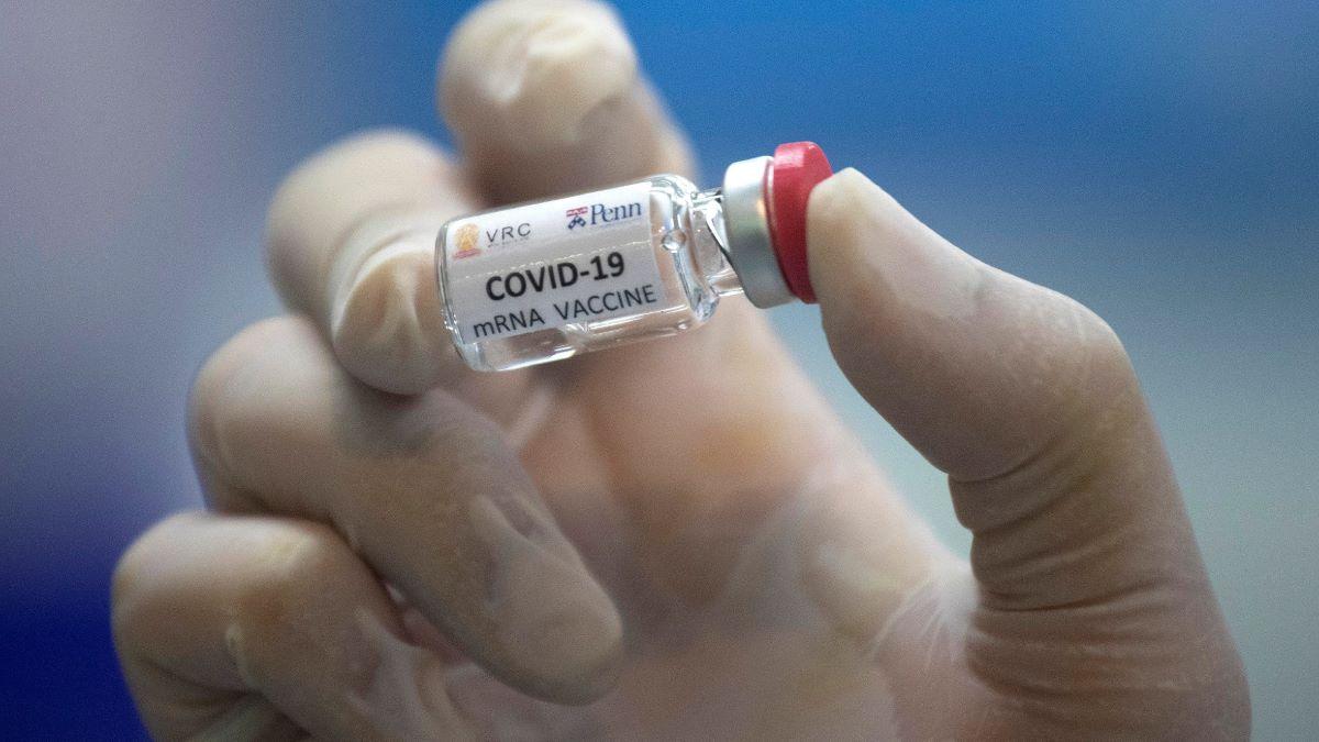 Pfizer och Biontechs covid-19-vaccin har blivit kommersiellt godkänt av den brittiska läkemedelsmyndigheten, MHRA. (Foto: TT)