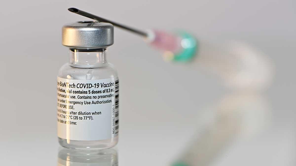 Nu kommer kritik mot regionerna för långsam hantering av covid-19-vaccineringen. (Foto: TT)
